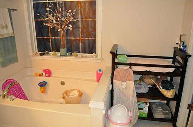 Building Photo - 908 Wendlebury Ct