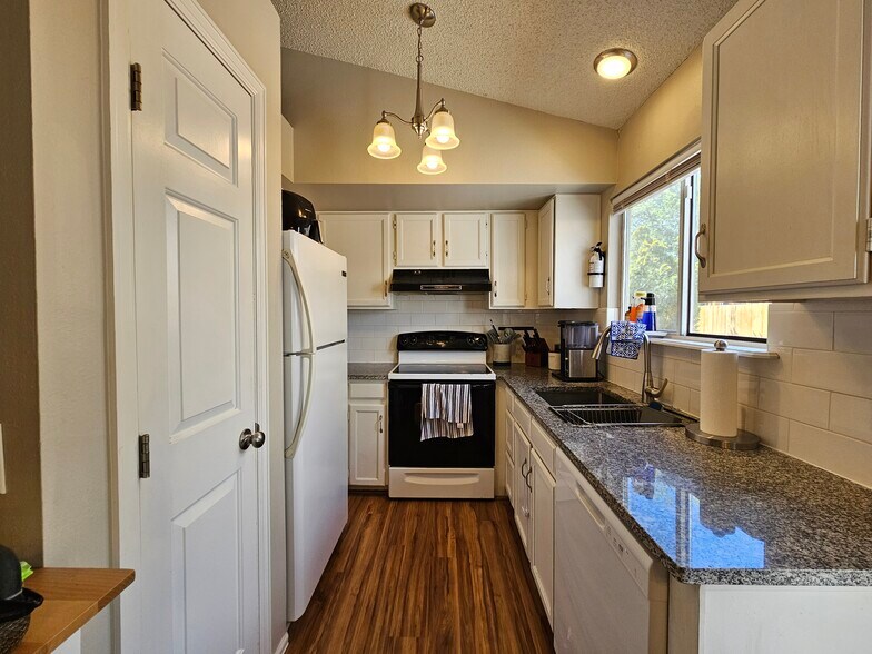 Building Photo - 7840 Lindsey Dr
