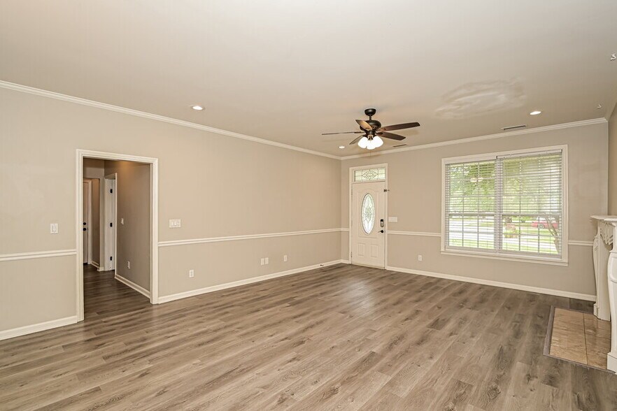 Building Photo - 1102 Burlington Ct