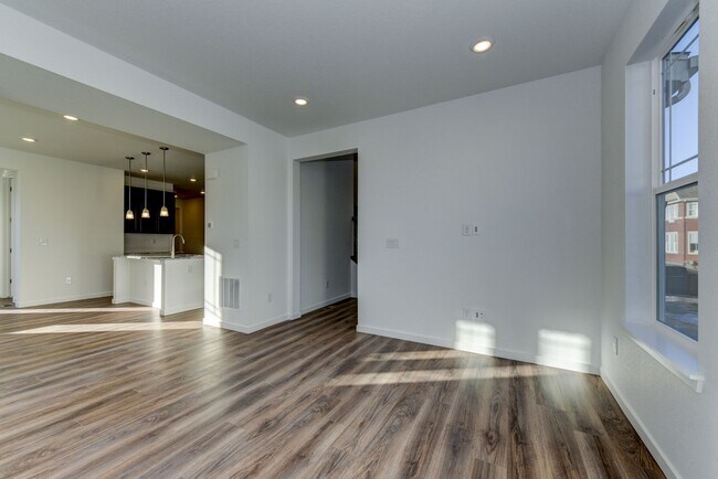 Building Photo - Beautiful 4 bed, 3 bath Townhome with 2 car garage ready for move in!