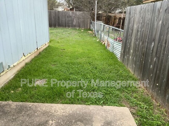 Building Photo - 608 Greenlawn Blvd