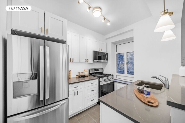 Building Photo - 44 E 67th St