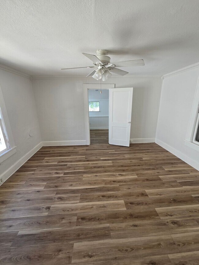 Building Photo - MOVE IN SPECIAL !! SPACIOUS 1/1 CONVENIENTLY LOCATED CLOSE TO DOWNTOWN ST. PETERSBURG