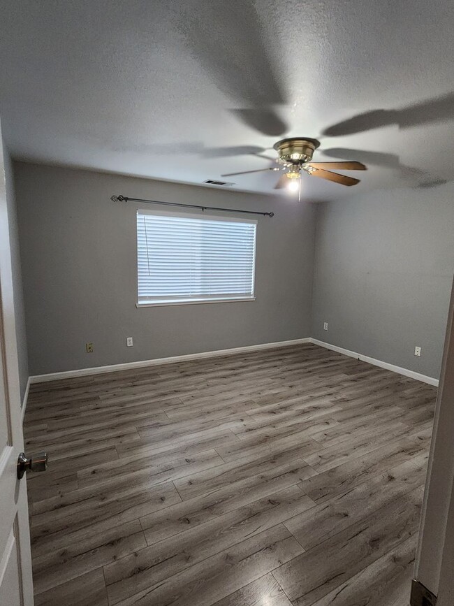 Building Photo - 3 Bedroom 2 Bath in HOA Community with Com...