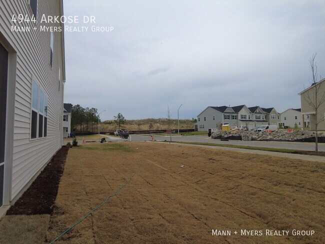 Building Photo - 4944 Arkose Dr