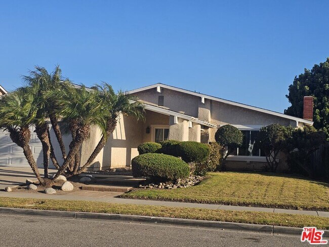 Building Photo - 3410 Via Marina Ave