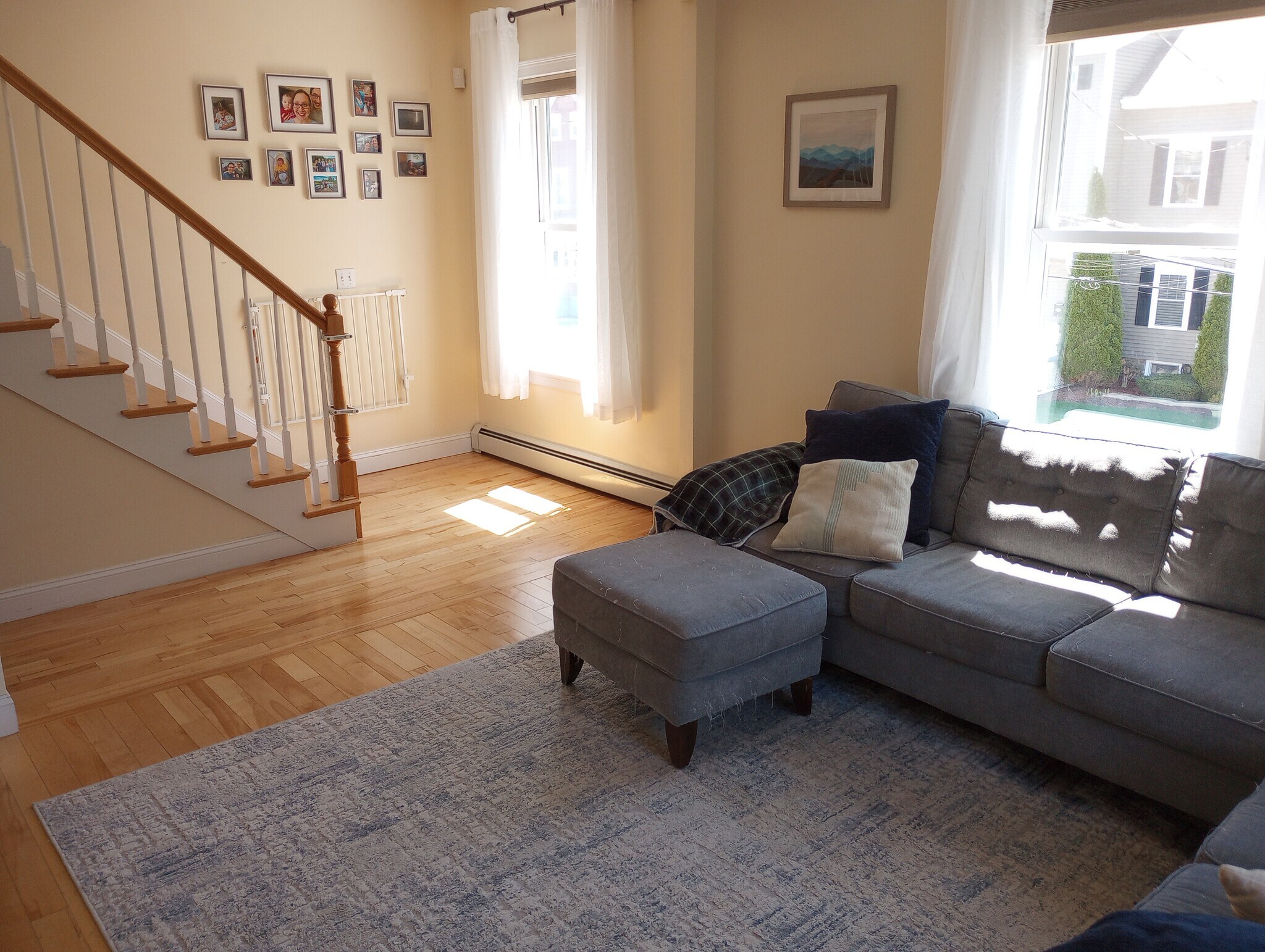 Sunny living room - 28 Robbins St