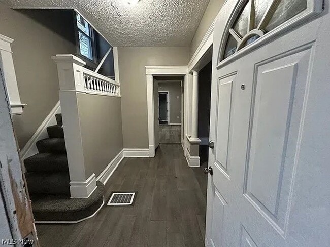 Building Photo - Spacious 4-Bedroom Home in Cleveland