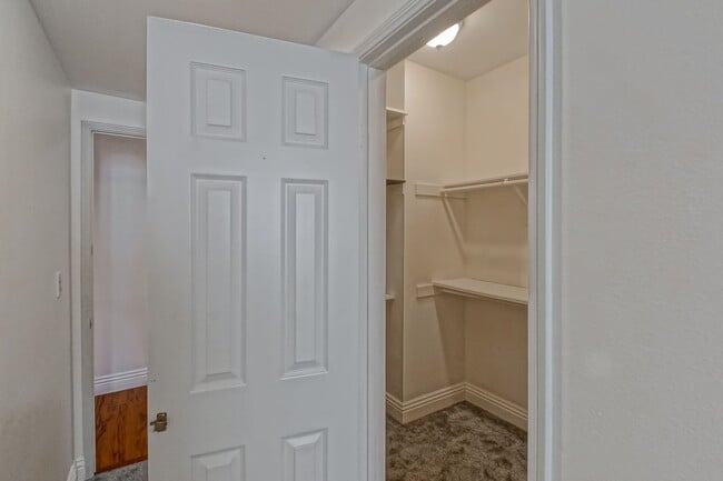 Building Photo - NICELY REMODELED, 2BR2.5BA, 1700 SQ FT CON...