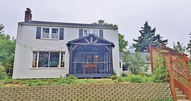 Building Photo - Fully Furnished 4 Bed / 1-1/2 Bath Single Family Home w/2 Car Garage