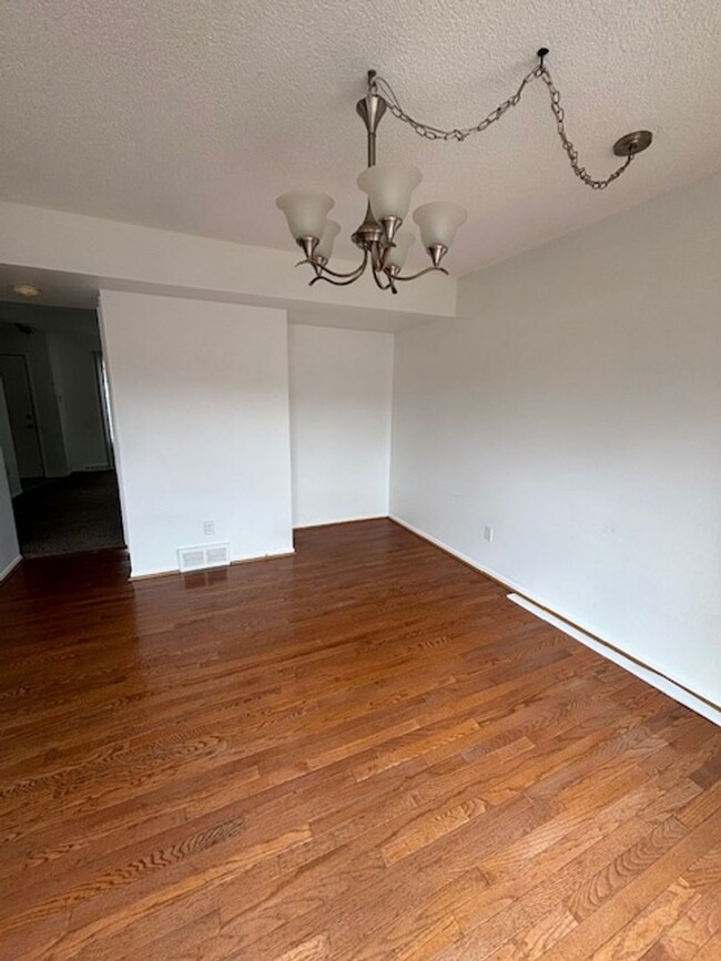 Building Photo - Updated 2 bd/3ba Townhome in Lakewood