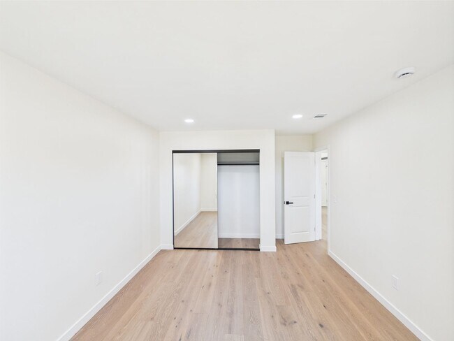 Building Photo - Modern Luxury 3x2 home in the Heart of Vista