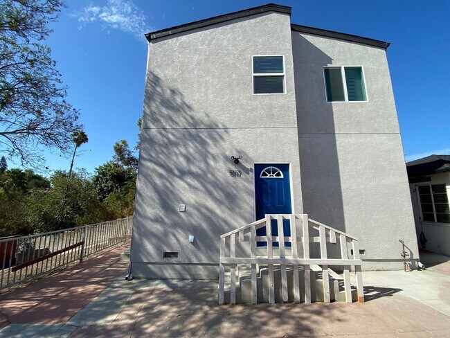 Building Photo - Newly built (2022)! 4BD/2BA, HUGE Yard!