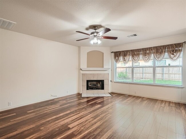 Building Photo - 215 Spruce Dr