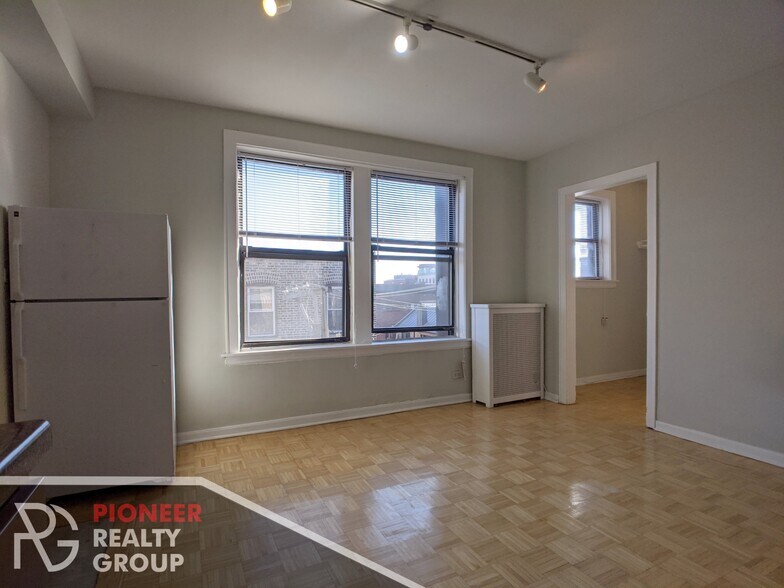 Building Photo - 739 W Belmont Ave