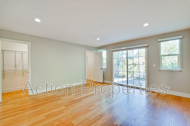 Building Photo - 261 Langton Ave