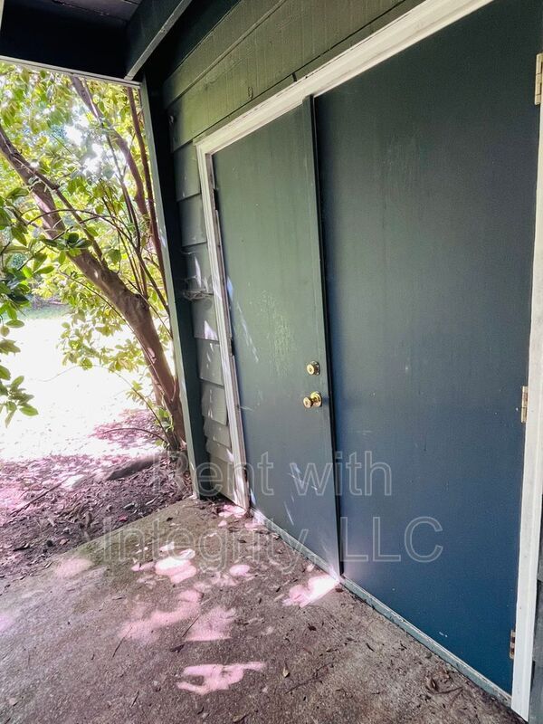 Building Photo - 581 Holyoke Ct