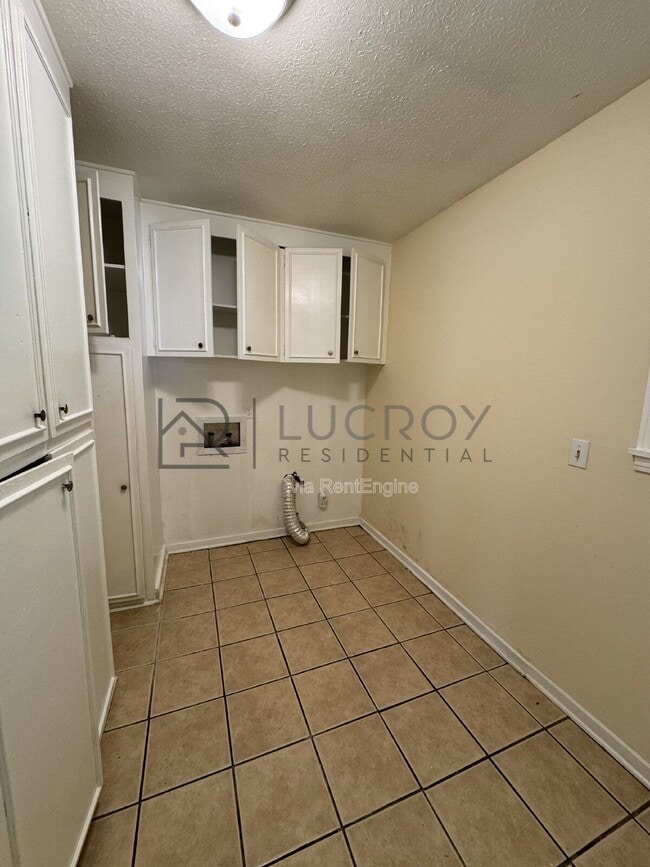 Building Photo - 577 Dryden Ave