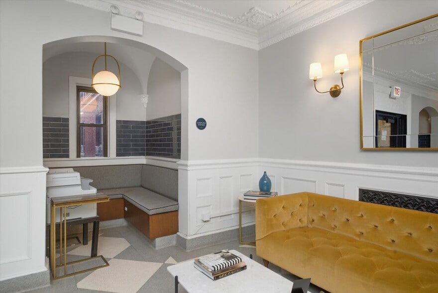 Building Photo - 1140 N La Salle Dr