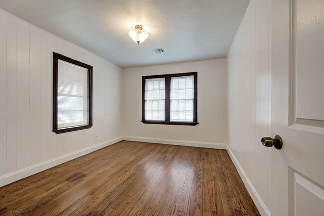 Building Photo - Cozy 2BD/1BTH Home Move In Ready Minutes f...