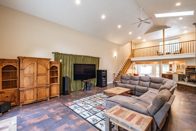 Building Photo - Must See in Bartel’s Canyon View Estates!