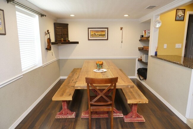Building Photo - 3 bedroom, 2.5 bathroom home is in a highly sought-after neighborhood in the heart of South Tampa...