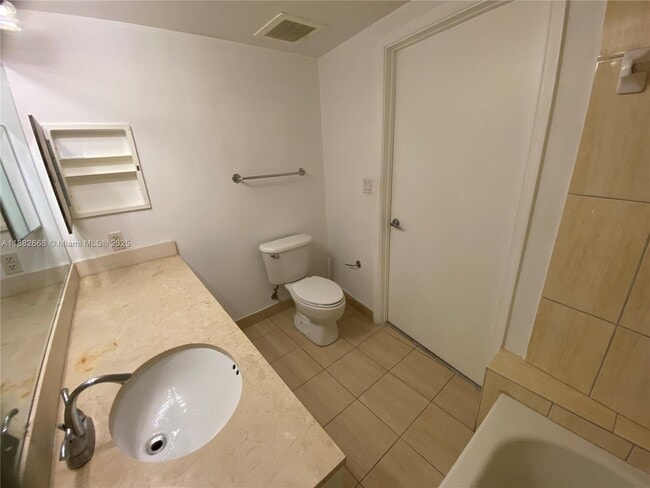 Building Photo - 1750 N Bayshore Dr