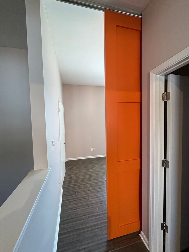 Building Photo - Beautiful 1 bedroom Modern Townhome