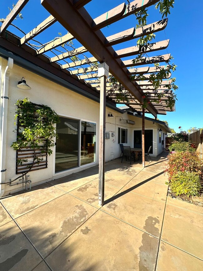 Building Photo - Updated Goleta Home Located in Desirable Santa Barbara Shores