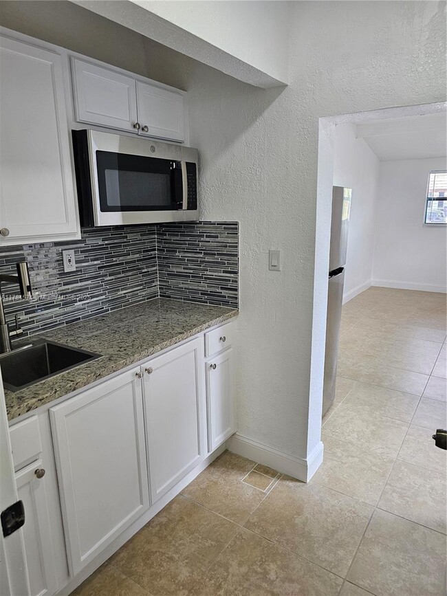 Building Photo - 2631 Gulfstream Dr