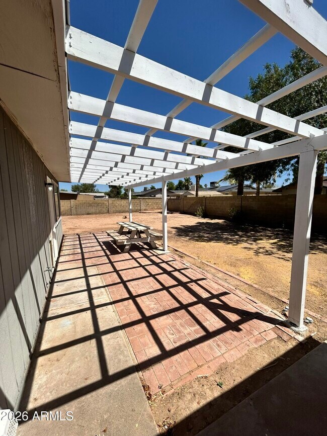 Building Photo - 711 N Oracle Cir