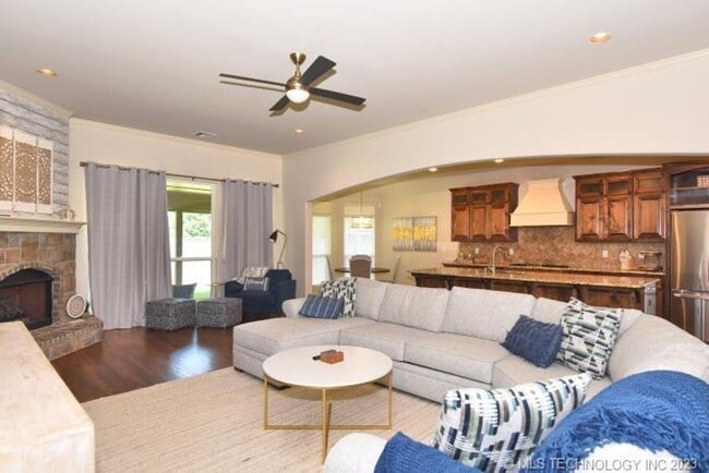 Building Photo - Room for the whole family in this 5 bedroom, 3-1/2 bath Executive Rental on corner lot in Millice...