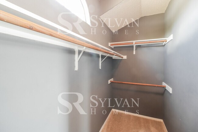 Building Photo - Your dream home awaits!