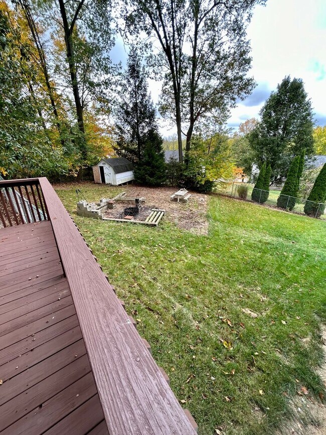 Building Photo - Beautiful 3 level home on a quiet cul-de-sac in Greenbrier Knolls--AVAILABLE NOW!!!!