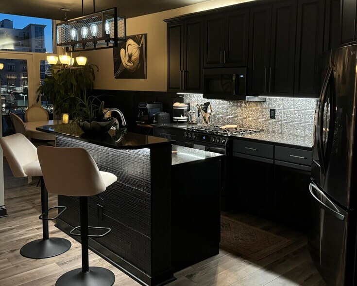 Building Photo - 1515 N Van Buren St