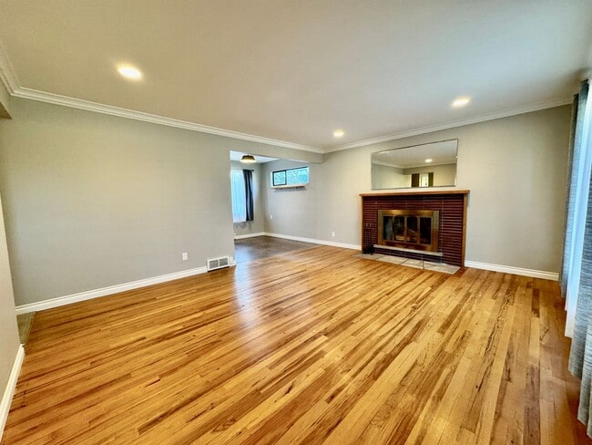 Building Photo - Large Mid-Century Charmer in Sunset Hill!