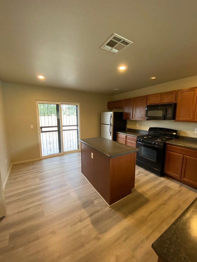 Building Photo - spacious 4 bedroom home in legends west