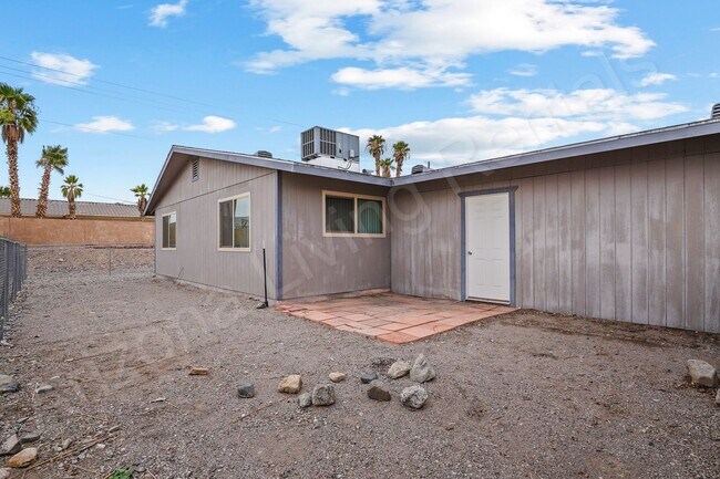 Building Photo - 703 Desert Glen Dr