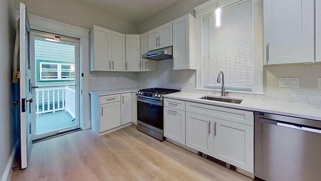 Building Photo - 44 Dimmock St