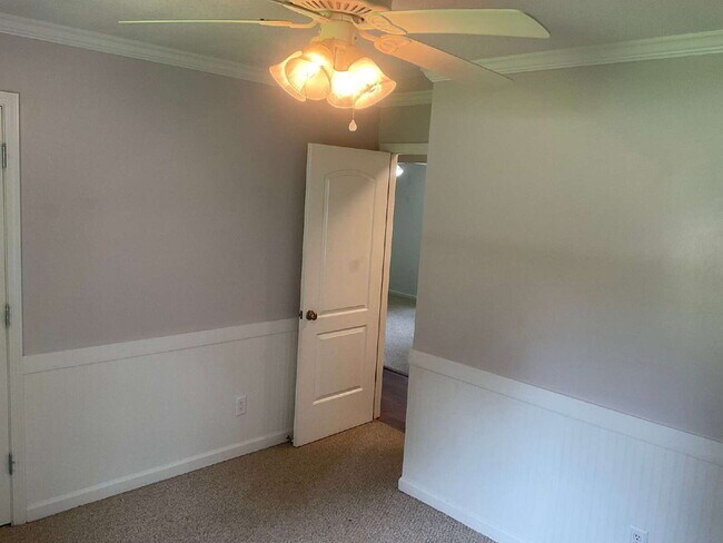 Building Photo - "Charming 3-Bedroom Haven with 2 Full Bath...