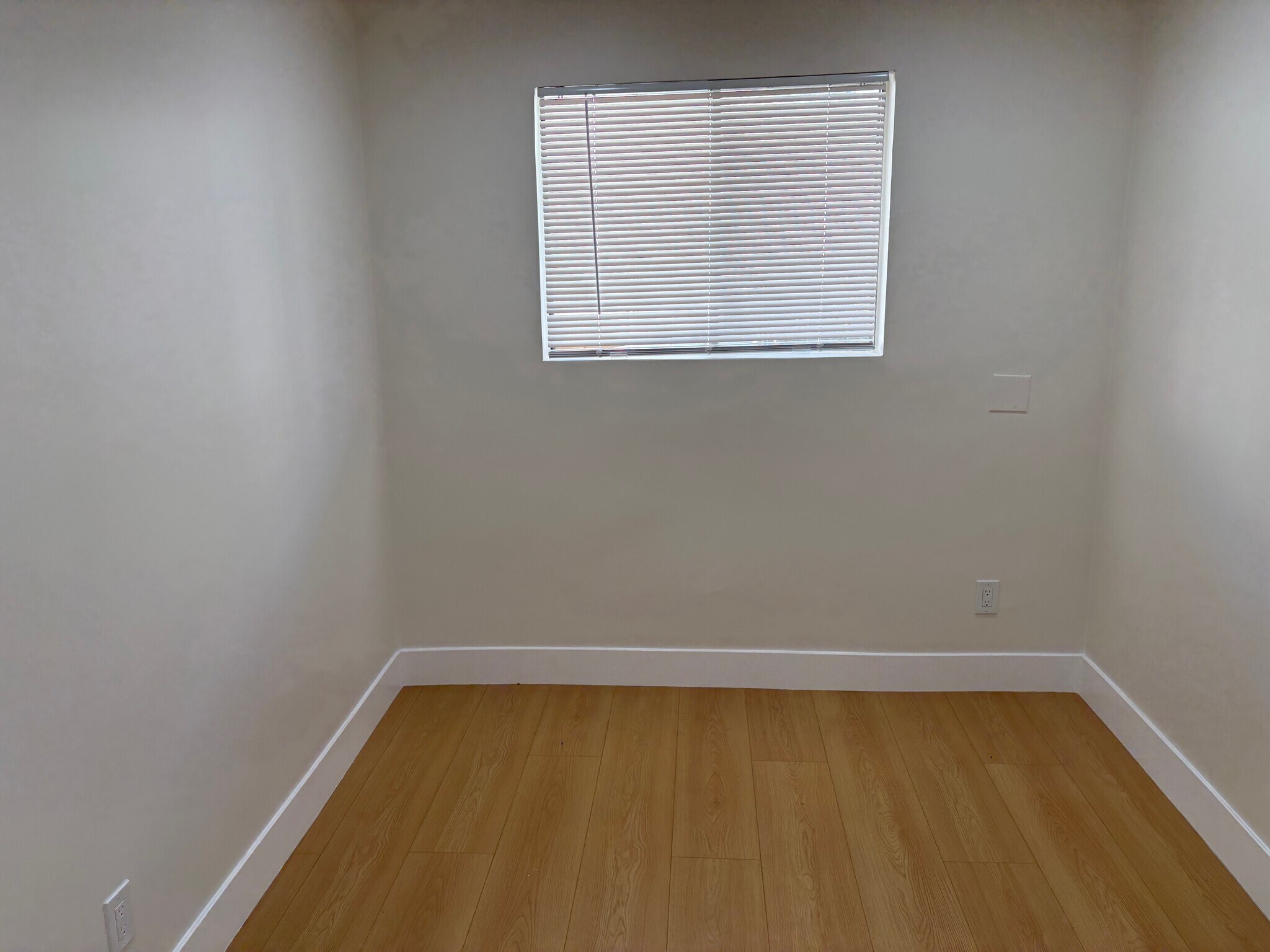 Building Photo - 1242 N New Hampshire Ave