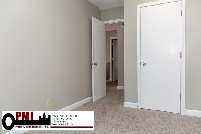 Building Photo - 3 Bedroom and 2 bathroom Duplex for Rent