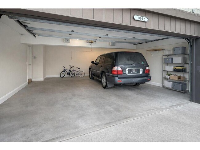 Building Photo - 1042 E Circle Dr