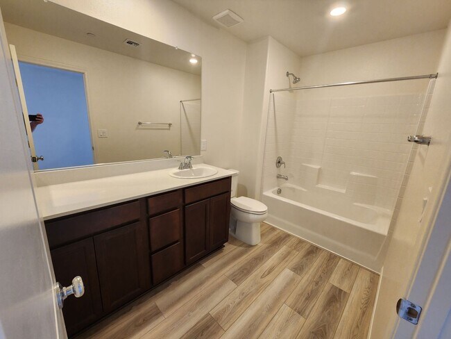 Building Photo - Gorgeous 3bed/2.5bath/2Car home located in Insirada