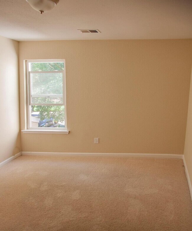 Building Photo - ? Greenbelt Access | Sauna | Updated Interior ?