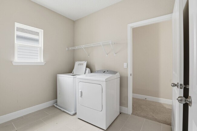 Building Photo - Finley Woods 4 bedroom 3 bath.