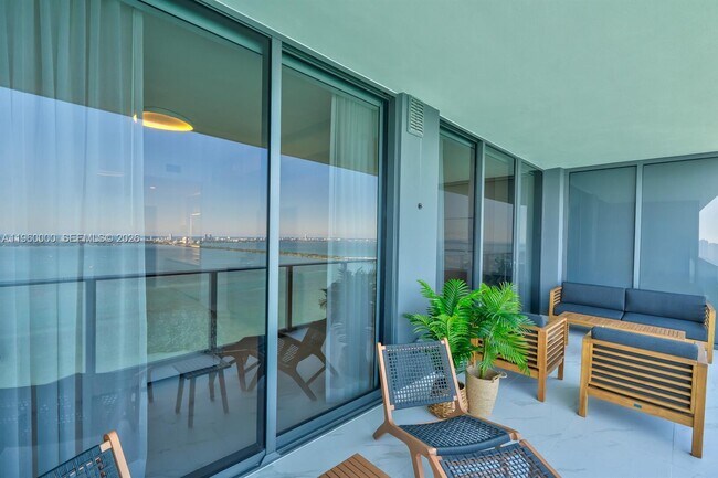 Building Photo - 700 NE 24th St