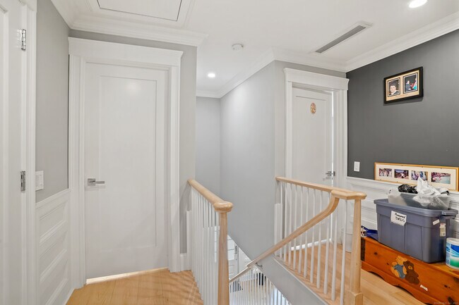Building Photo - 328 Brewster St