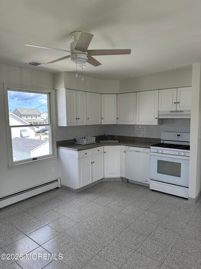Building Photo - 208 16th Ave