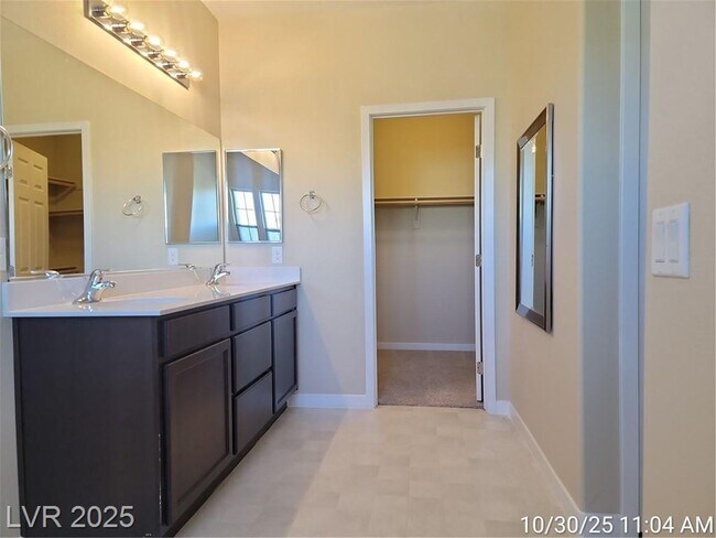 Building Photo - Lovely 2 Story Home!